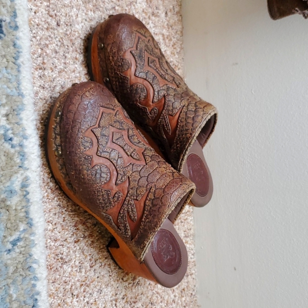 ARIAT TOOLED LEATHER MULES